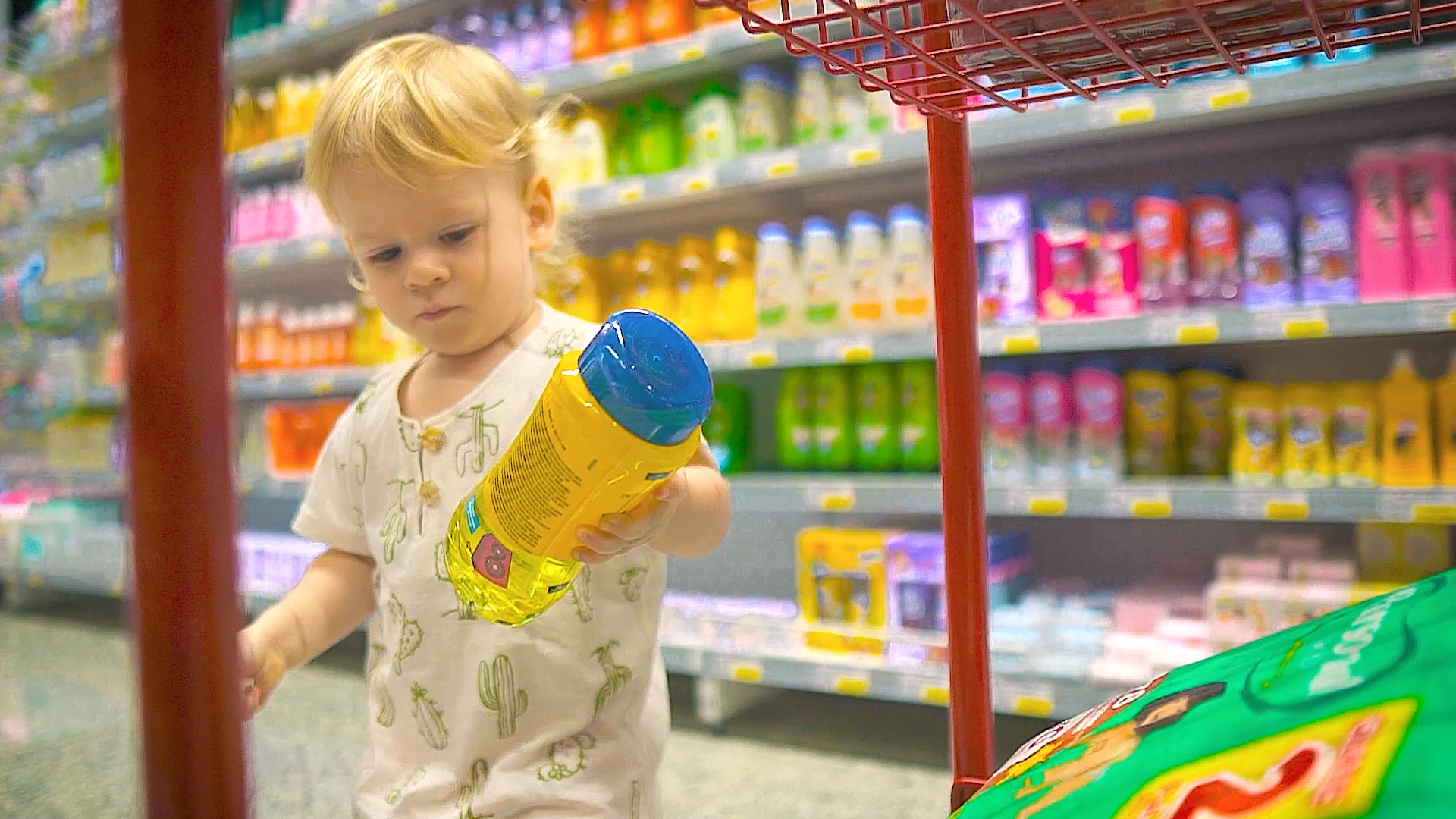 Criança fazendo compras